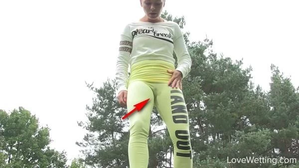 Bella - On the verge of pissing - Overcome fear (1080p)