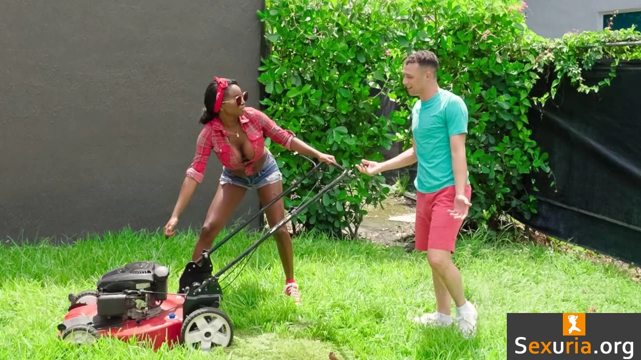 Milf Hunter - Naomi Foxxx - Helping Out My MILF Neighbor SD/1080p