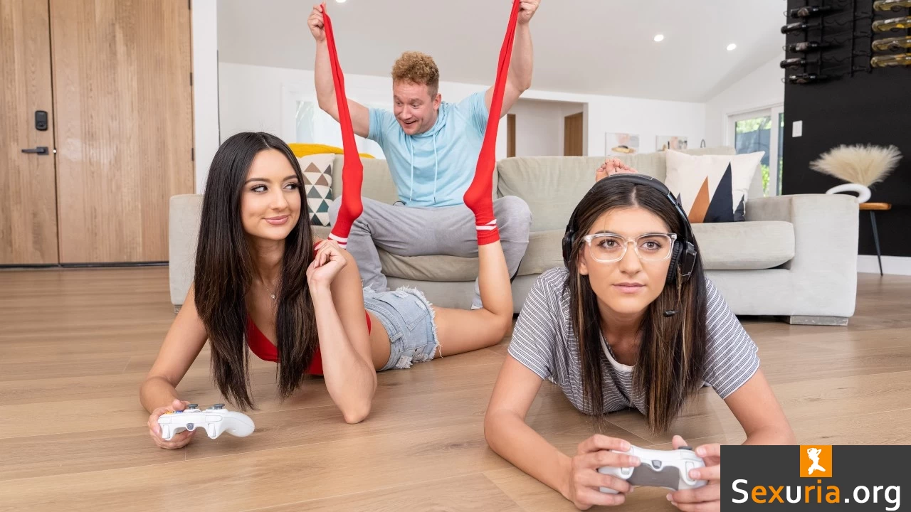 Hot Girls Game - Eliza Ibarra [1080p]