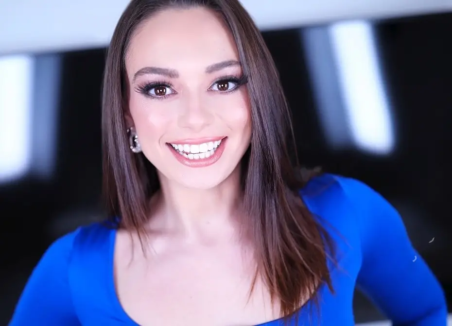 Sophia Burns - Gorgeous Brunette Gives a Blowjob, Gets Fucked and Swallows FullHD 1080p