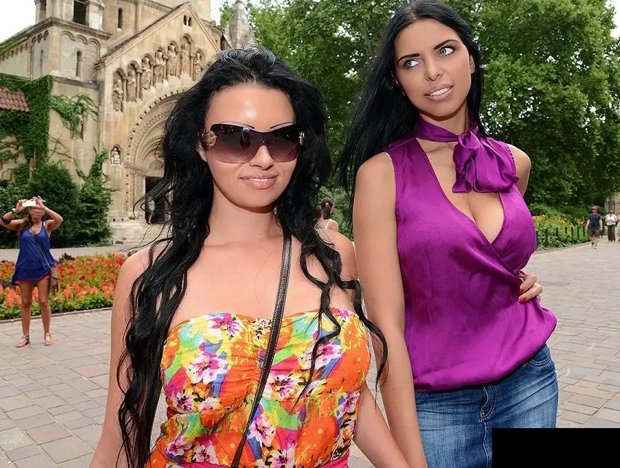 Grace Joy, Kira Queen - Busty Babes in Amateur Threesome