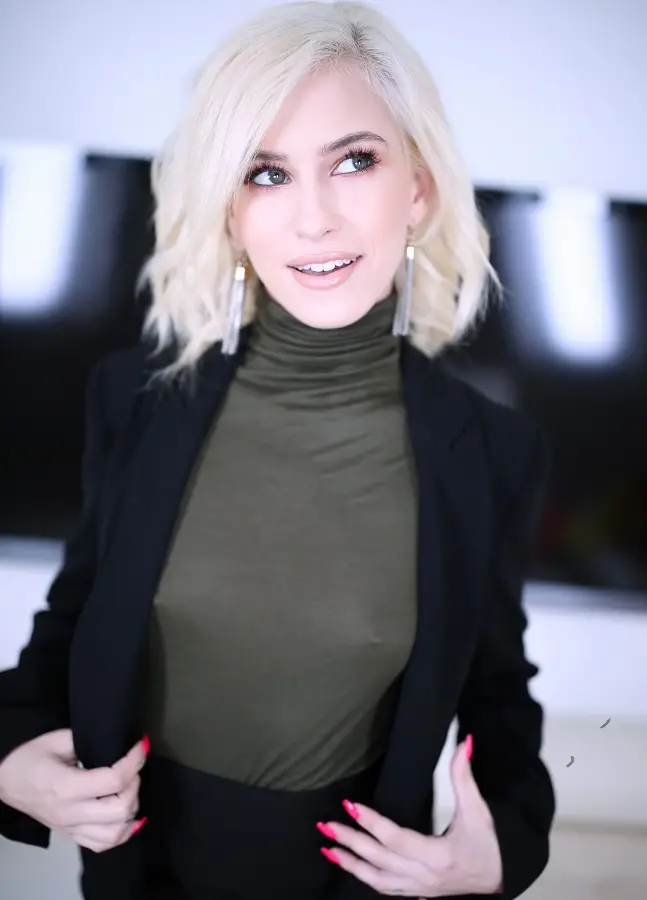 Jessie Saint - Cock Sucking, Fucking and Cum Swallowing FullHD 1080p