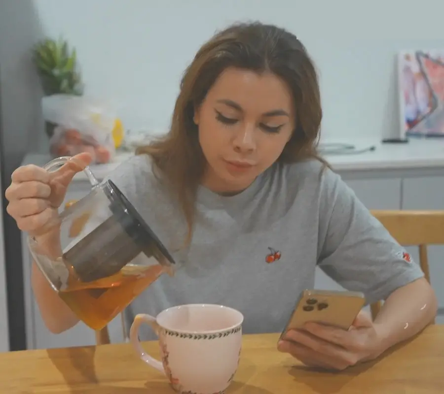 Lolly Lips - Do Not Drink Afghan Sage Tea UltraHD/4K 2160p