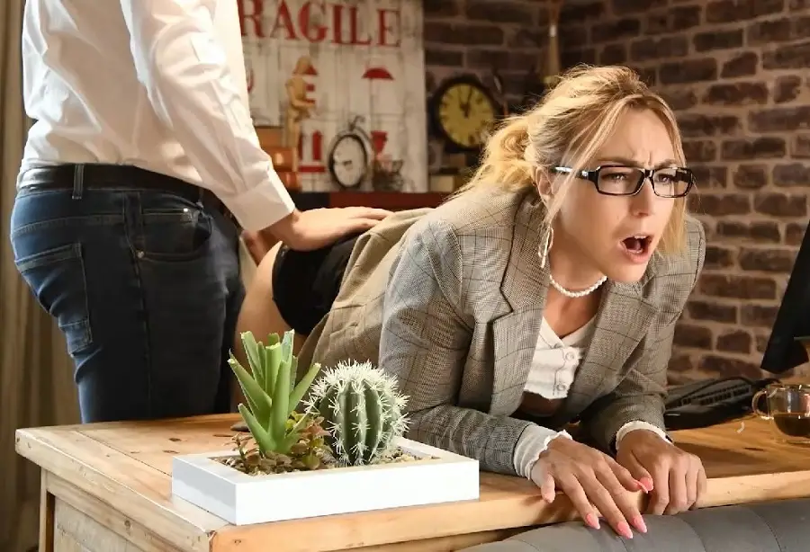 Elisa Calvi - Spanking And Face fucking For A Shrink HD 720p