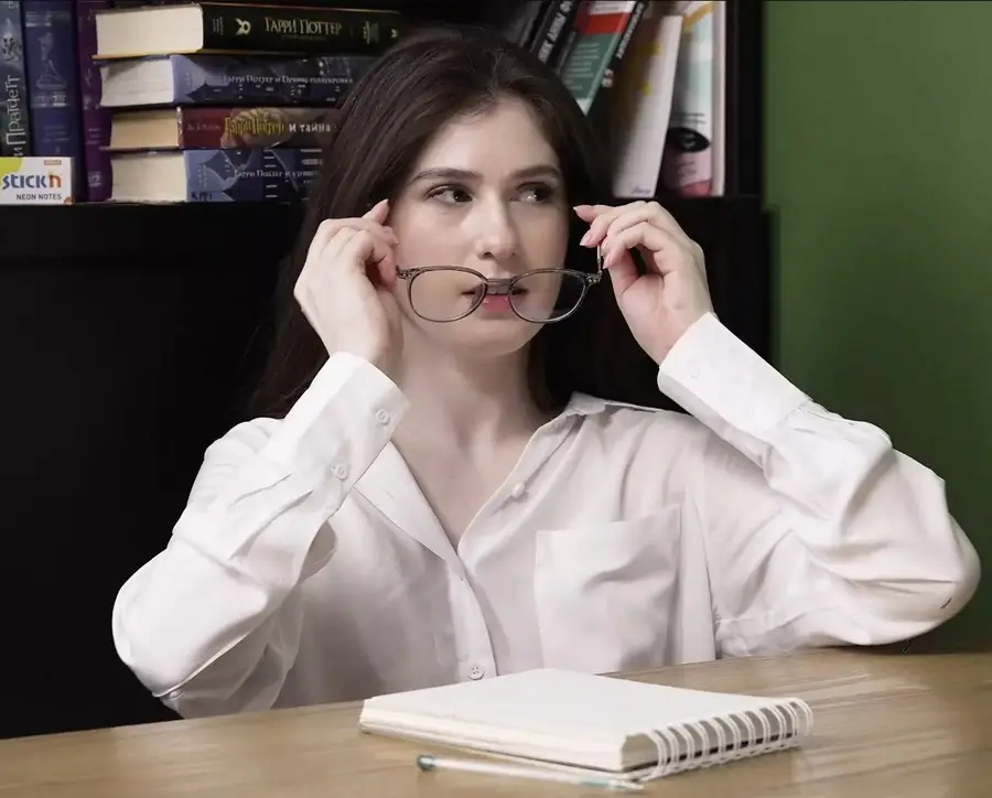 Hot Pearl - She Licks My Pussy While Im Talking To a Patient UltraHD/4K 2160p