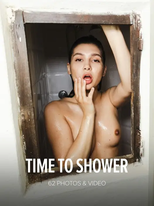 Ellie Luna - Time To Shower 1080p