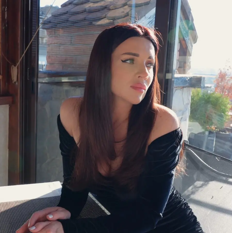 Luna Roulette - Fucked A Friends Hot Mom In A Restaurant UltraHD/4K 2160p