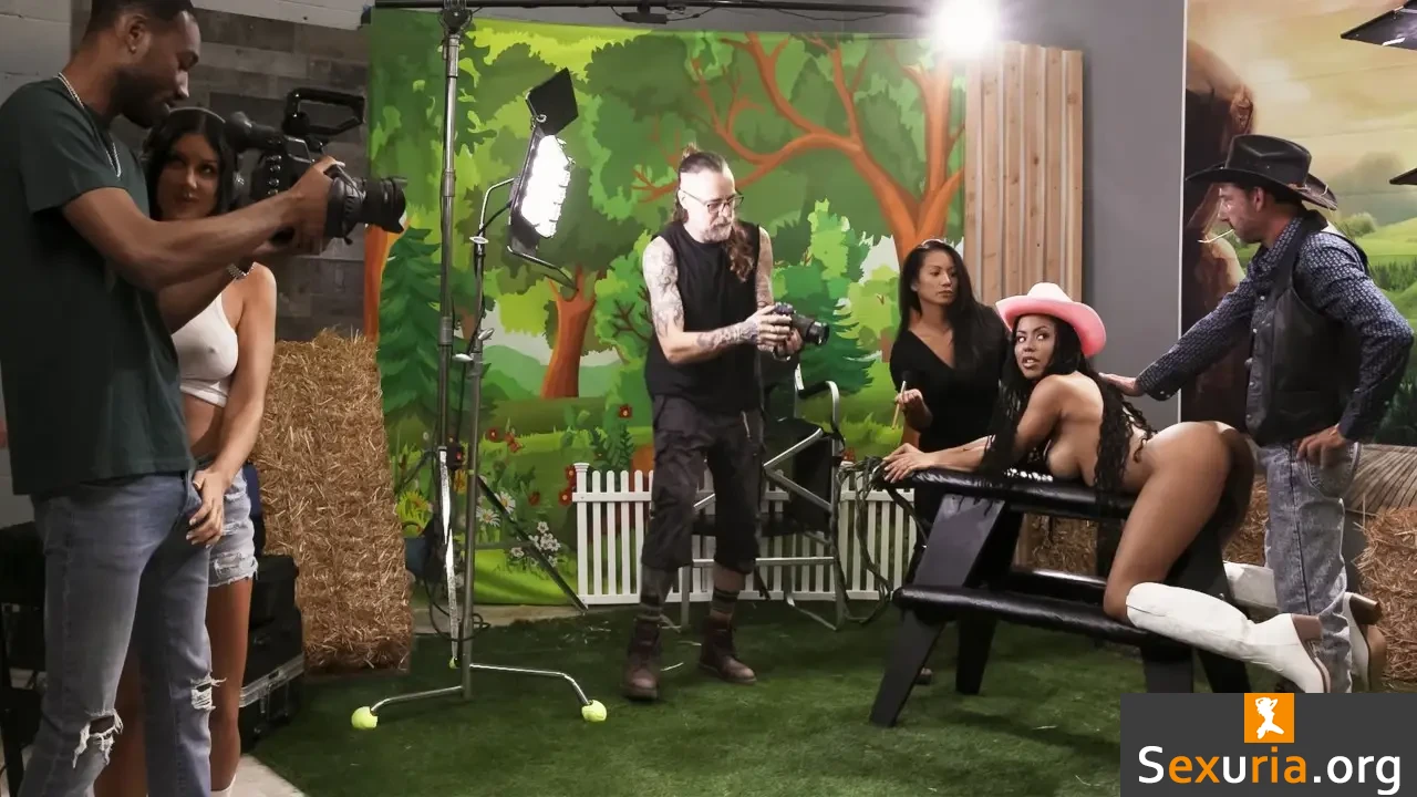 Work Me Harder - Kira Noir & Queenie Sateen [1080p/SD]