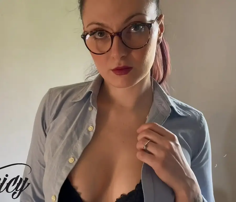 Lia Spicy - Secretary Fucked by Her Boss Squirts and he Cums on Her Glasses FullHD 1080p