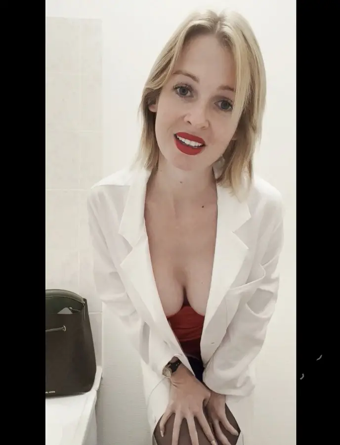 Jade Latour - Very Hot Threesome Masseuse Gets Fucked by 2 Guys FullHD 1080p