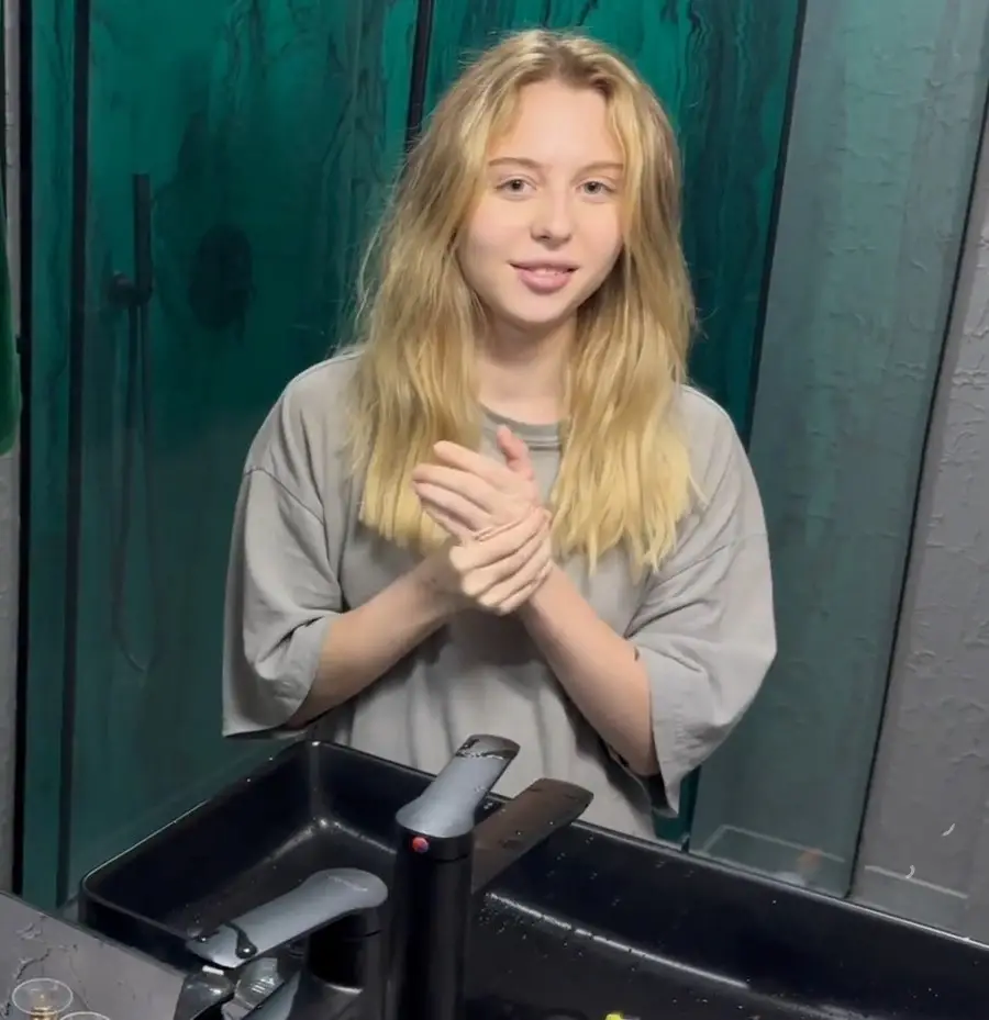 Zxlecya - The StepSister Gave a Blowjob And Let Herself be Fucked Until Parents Came Back FullHD 1080p