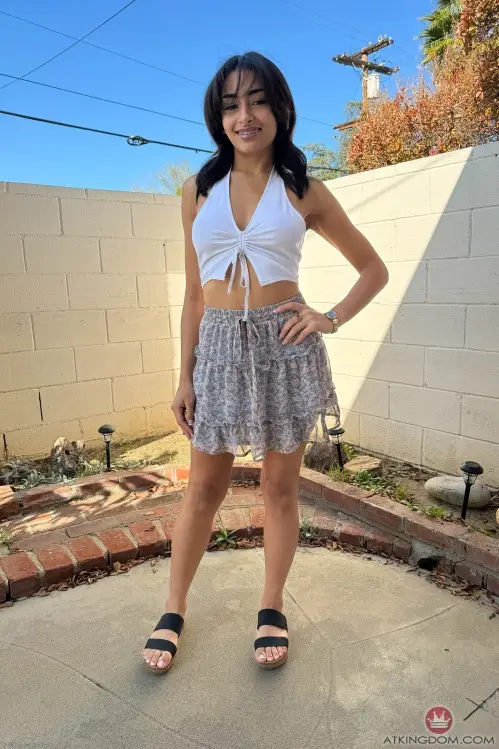 Vanessa Moon's Photo Set - Join Vanessa Moon in the hotel room.