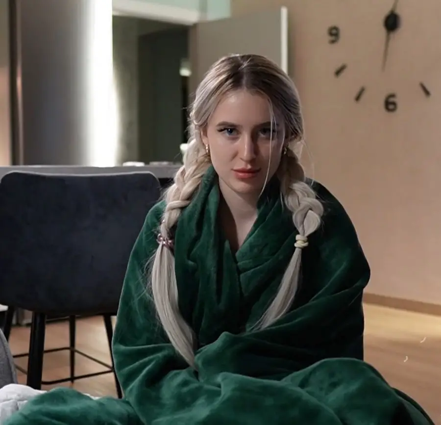 Mila Lioness - Sharing The Bed With Stepsister On Holiday FullHD 1080p