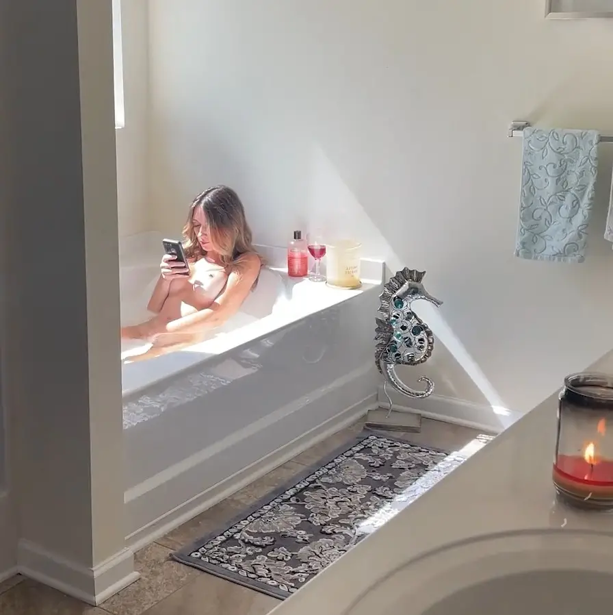 Brooke Tilli - Caught My StepSis Masturbating In Bath Tub And She Creamed All Over My Dick FullHD 1080p