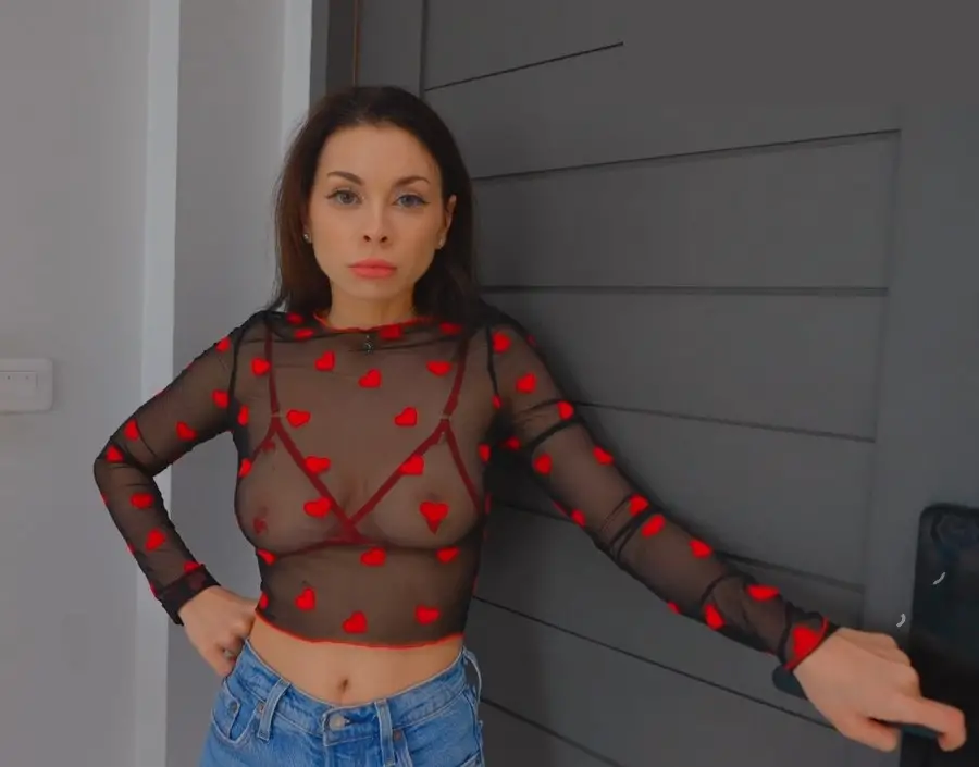 Lolly Lips - A Man Gives Pleasure To A Juicy Neighbor FullHD 1080p