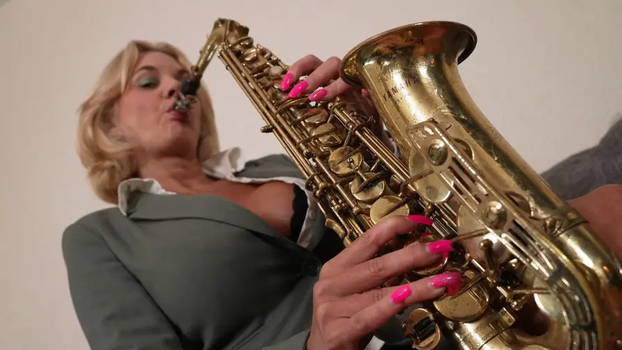 MeidenVanHolland - Monika blaast op zijn sexofoon 720p