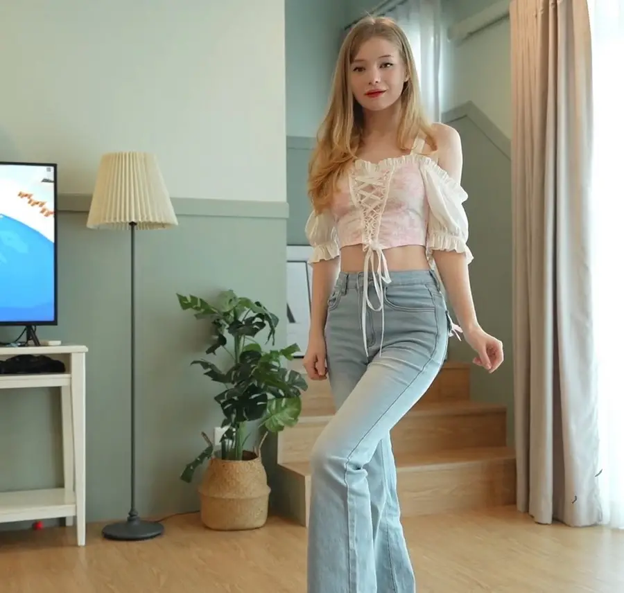 Diana Rider - Watching The Letsplay On Youtube With My Stepsister Ended With A Creampie FullHD 1080p