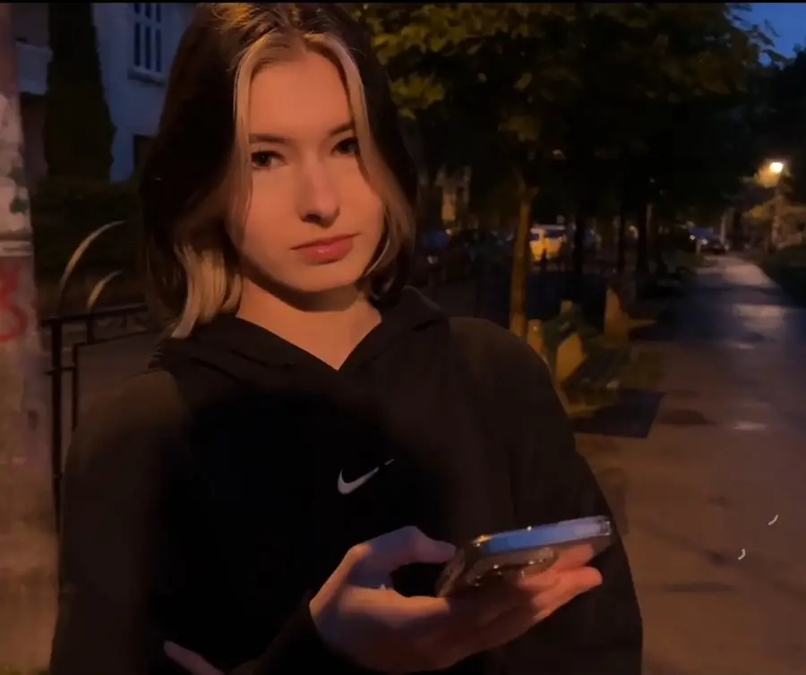 Cutie Kim - 18 Girl Let A Rich Guy Fuck Her On A First Date FullHD 1080p