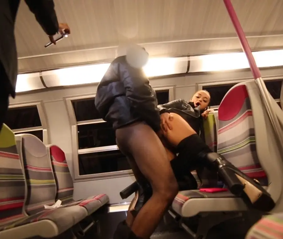 Daphne Klyde - Ukrainian Tourist Fucked On The Train By 2 Strangers FullHD 1080p