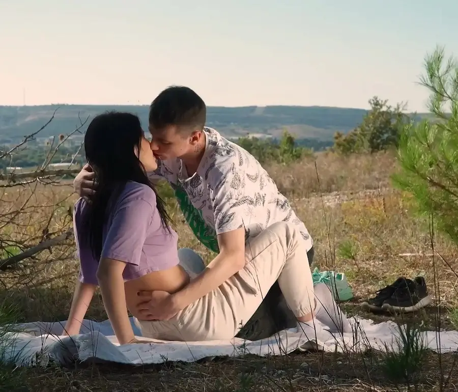 Sofa Weber - Out in the Wild HD 720p