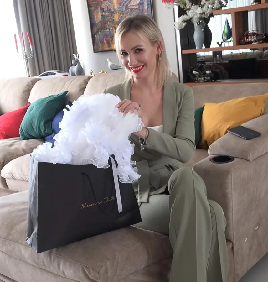 Angel Desert - My Wife Under Magic Shoe's Controls FullHD 1080p