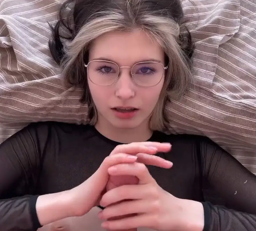 Cutie Kim - Stepsister Doesnt Want To Go To School She Wants To Get Fuck FullHD 1080p