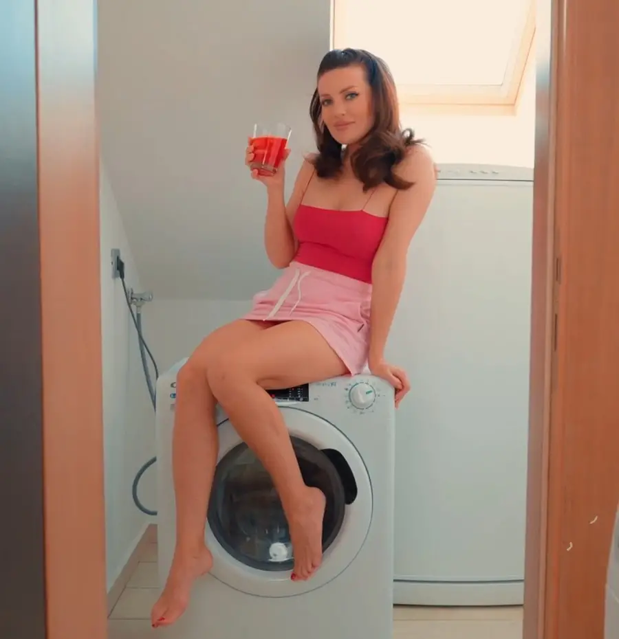 Luna Roulette - Hot Milf Called A Plumber And Of Course Knows How To Thank Him FullHD 1080p