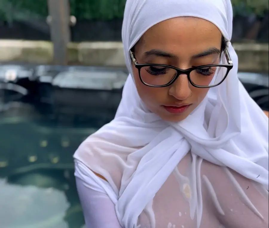 Aaliyah Yasin - Hijabi Aaliyah's Hot Tub Fuck and Facial UltraHD/4K 2160p