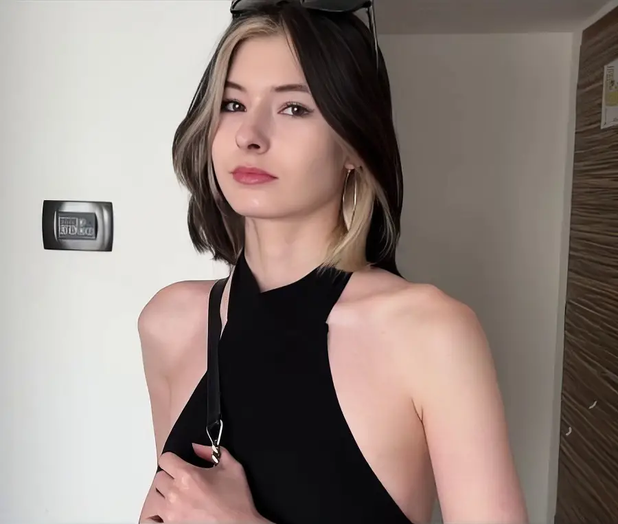 Cutie Kim - Coworker Started Ovulating While On A Business Trip My Girlfriend Cant Know That FullHD 1080p