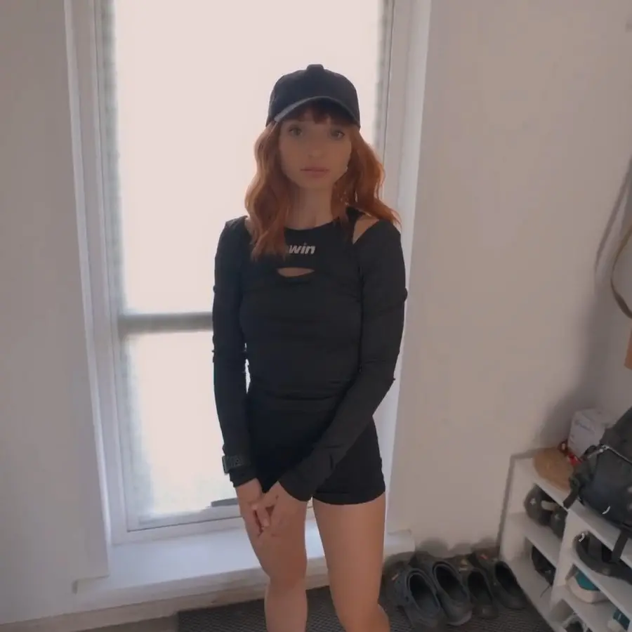 Maya Lis - Sexy Student Delivery Girl Ate My Pizza And Got Fucked In Her Tight Pussy FullHD 1080p