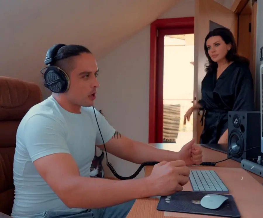 Luna Roulette - Hot Stepmom Finds Out Her Stepson Wants To Fuck Her FullHD 1080p