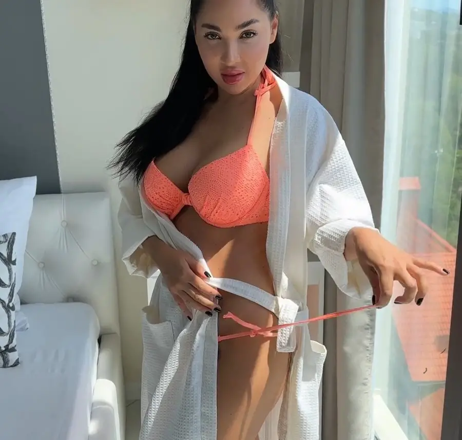 Melanie Queen - Beautiful Stranger Girl Gets Her Ass Fucked In Hotel FullHD 1080p