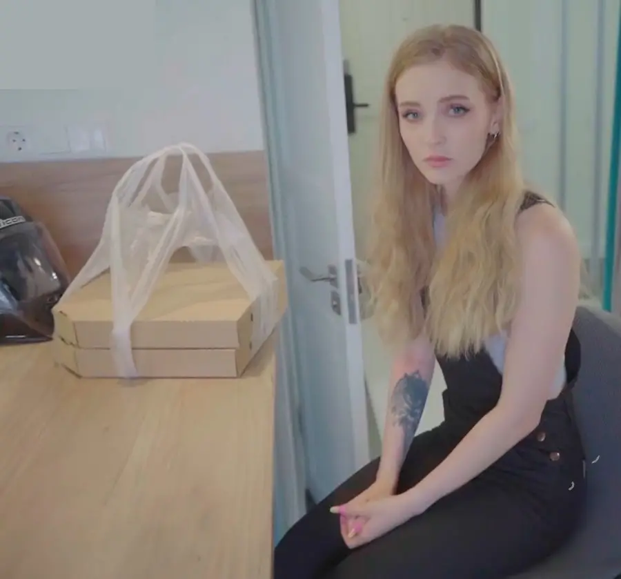 Dolly Rud - The Courier Mixed Up The Order She Solved The Problem By Taking Off Her Panties FullHD 1080p