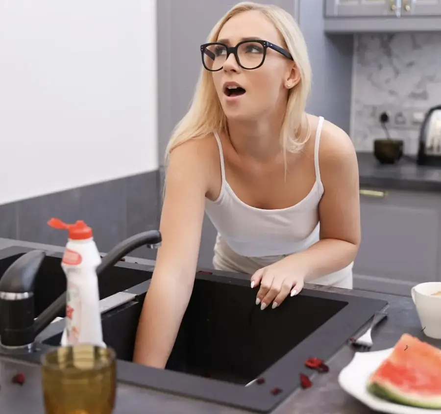 Jenny Wild - Don’t Clean The Drain Or You’ll Get Stuck! FullHD 1080p