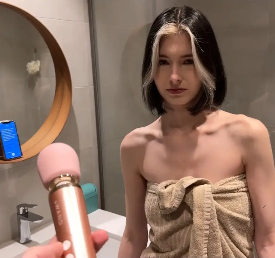 Cutie Kim - Stepsister Bought A Broken Microphone But She Didnt Know It Was A Pussy Vibrator FullHD 1080p