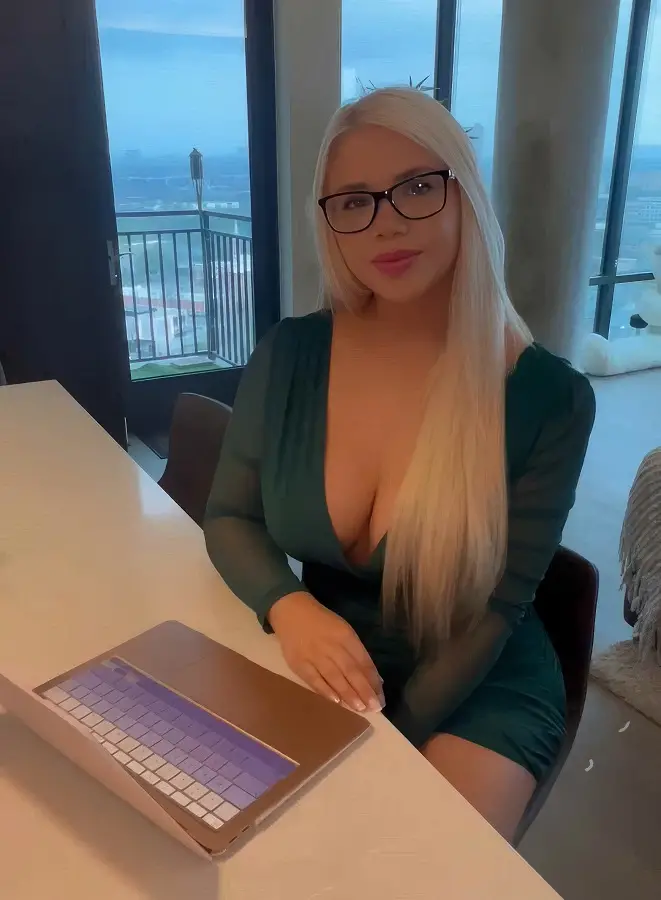 Summer Brookes - Sexy Employee Shows Her Fuck Skills To Get A Promotion FullHD 1920p