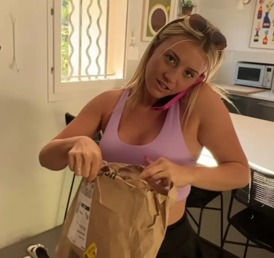 Miss Alice Wild - Garden Fuck with Amazon Delivery Man FullHD 1080p