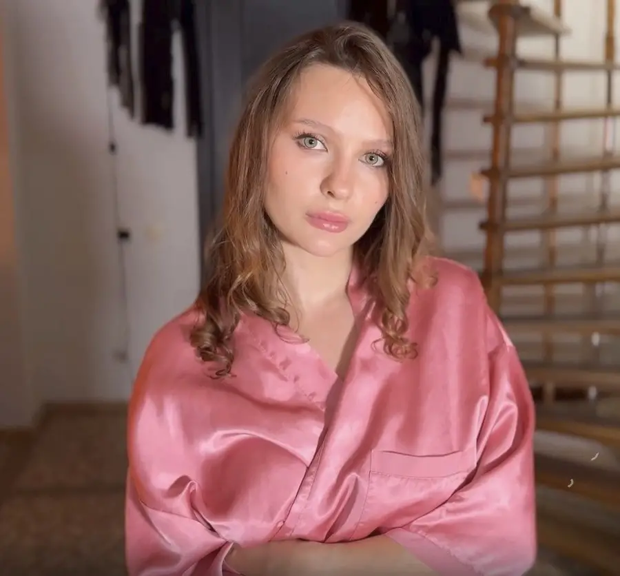 Alexa Poshspicy - My Stepmom Asks Me Not To Tell My Dad About Her Onlyfans Page FullHD 1080p