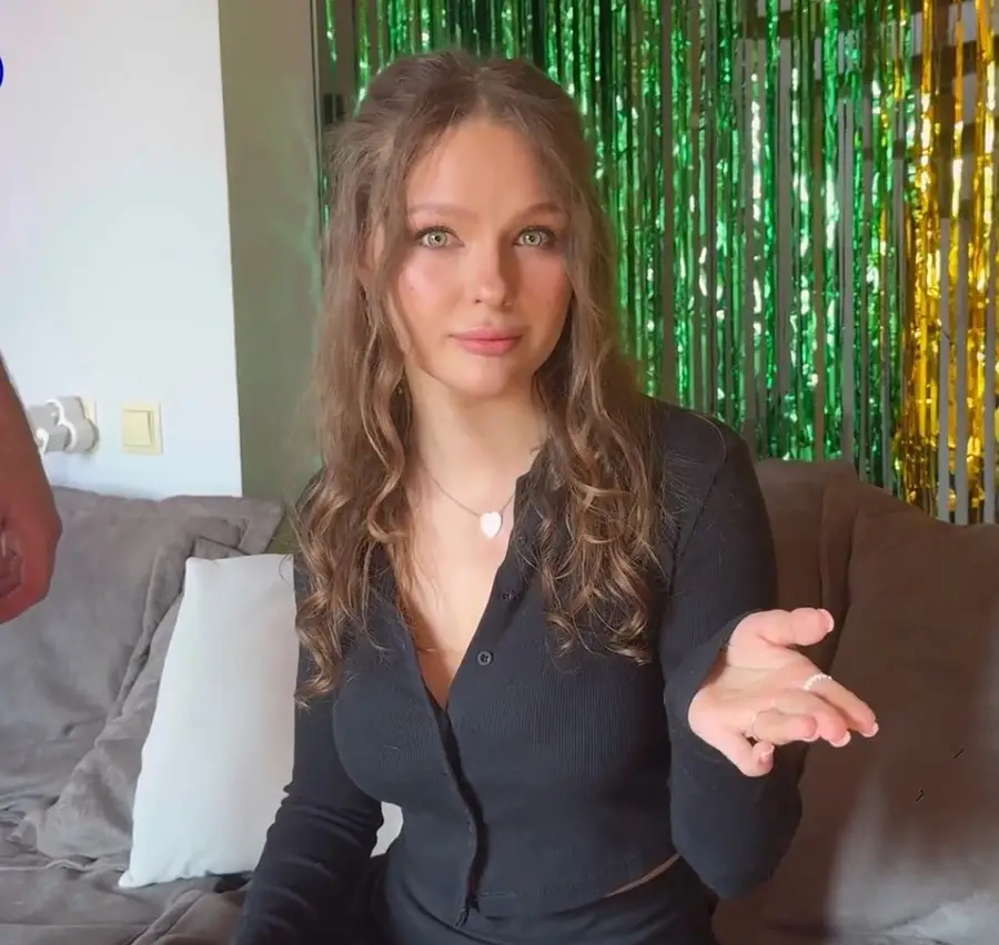 Alexa Poshspicy - Wife Cheats On Husband With Best Friend While He Plays In VR Headset FullHD 1080p