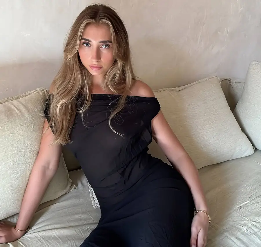 Lillian Phillips - British Slut Makes Her Nerdy Roommate Fuck Her FullHD 1080p