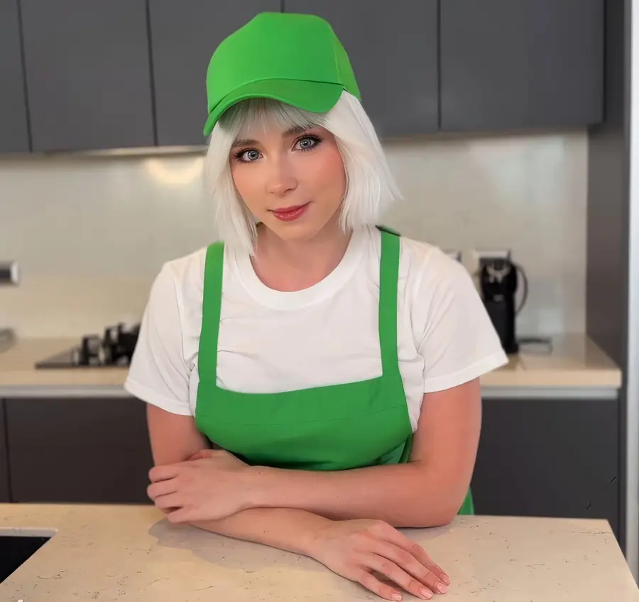 Sweety Fox - Blonde Barista in Shorts Offered to Rough Fuck Her Hot Holes UltraHD/4K 2160p