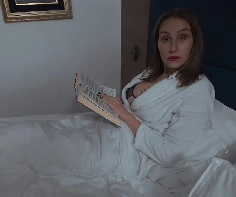 KissCat - Milf Get Surprise Cum In Mouth When She Helps With Jerking To Neighbour In Share Bed Before Fuck UltraHD/4K 2160p