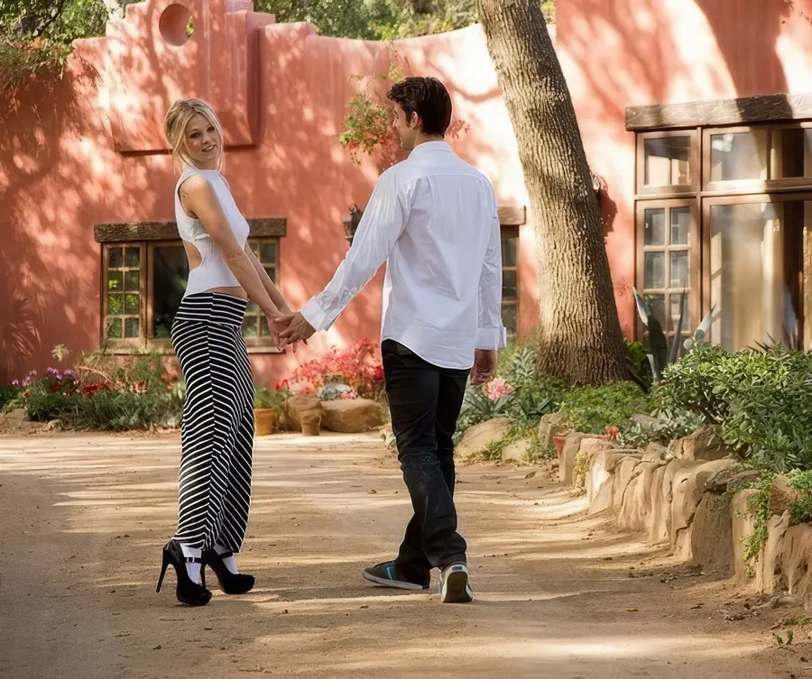 Scarlet Red - Go Honey Go FullHD 1080p