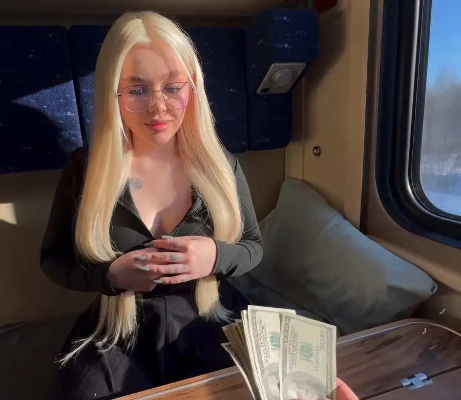 Blondessa - 18 Year Old Big Ass Companion Cheated On Her Boyfriend In The Compartment FullHD 1080p