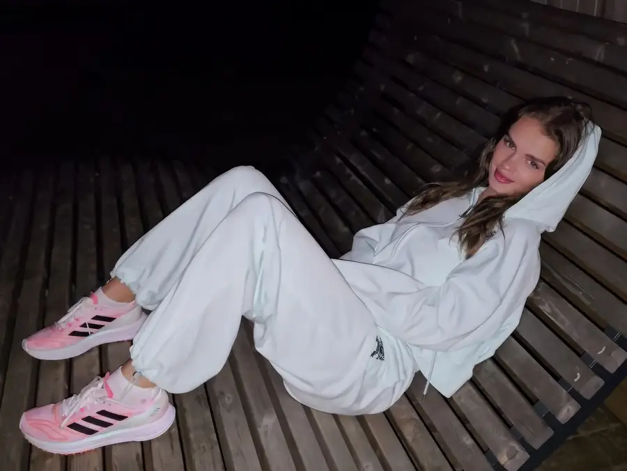 S-Wife Katy - I Met a Married Girl At a Country Club And Invited Her To Warm Up FullHD 1080p