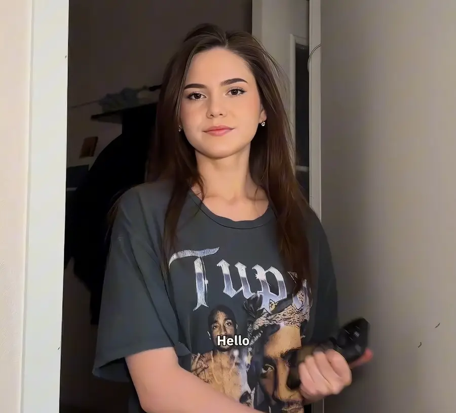 Kisselka - New Roommate Asks For Charger Then Fucks While Her Boyfriend Calls FullHD 1080p